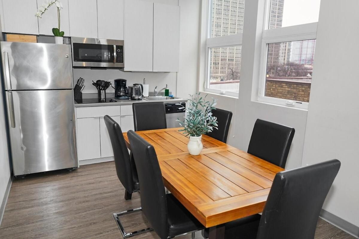 Mccormick Place 2br Oasis With Optional Parking, Patio, Gym For Up To 6 Guests Near Museum Campus, Grant Park & Soldier Field Chicago