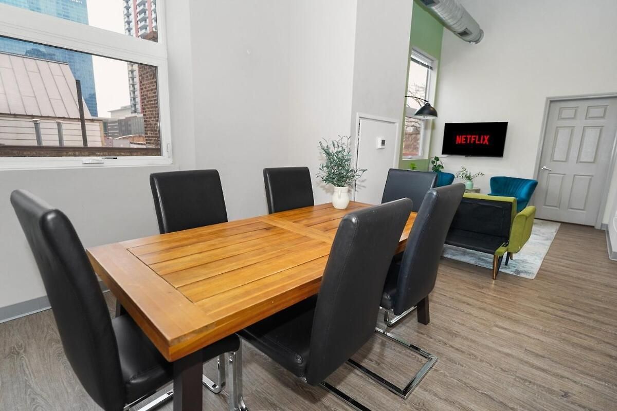 Apartment Mccormick Place 2br Oasis With Optional Parking, Patio, Gym For Up To 6 Guests Near Museum Campus, Grant Park & Soldier Field *