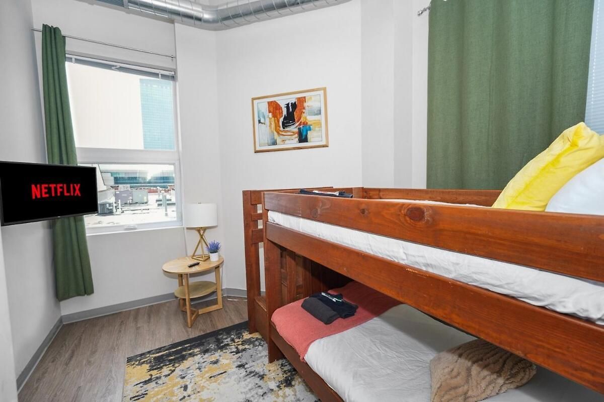 Mccormick Place 2br Oasis With Optional Parking, Patio, Gym For Up To 6 Guests Near Museum Campus, Grant Park & Soldier Field *