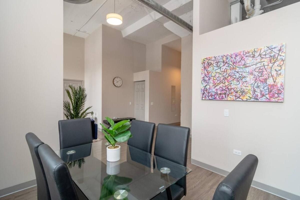 Modern 2br South Loop Gem Near Mccormick Place, Navy Pier, Adler Planetarium & Columbia College Chicago