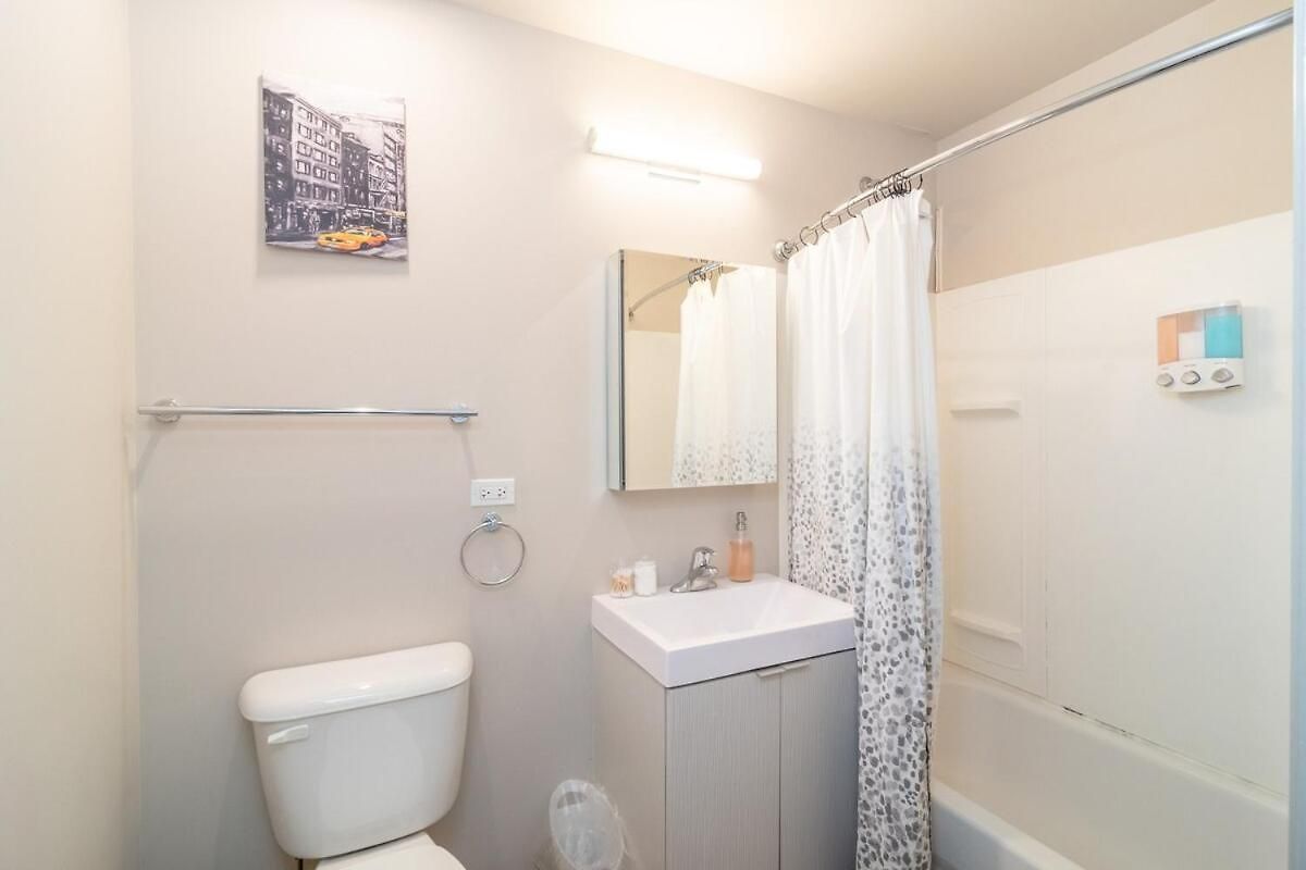 Mccormick Oasis With Balcony, Optional Parking, Patio And Gym Sleeps 6 Near Mccormick Place, Grant Park, Soldier Field & Museum Campus *
