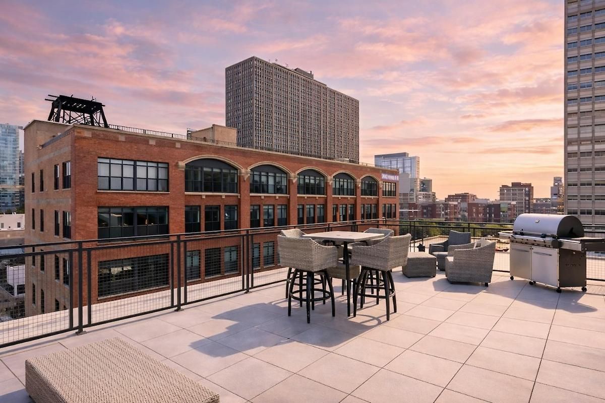 Mccormick Oasis With Balcony, Optional Parking, Patio And Gym Sleeps 6 Near Mccormick Place, Grant Park, Soldier Field & Museum Campus Apartment Chicago