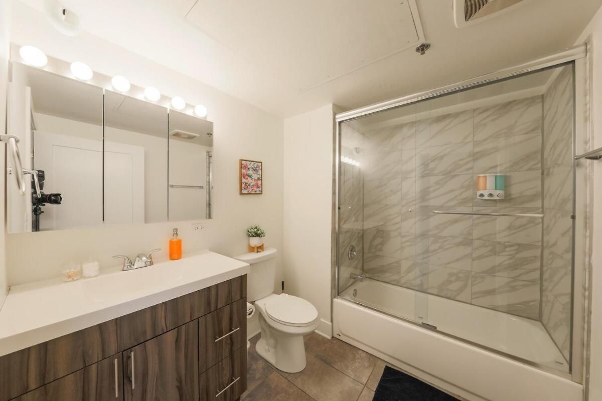 Spacious 2br South Loop With Skyline View, Optional Parking And Gym Access Close To Mccormick Place, Grant Park, Museum Campus & Cta Lines Apartment *