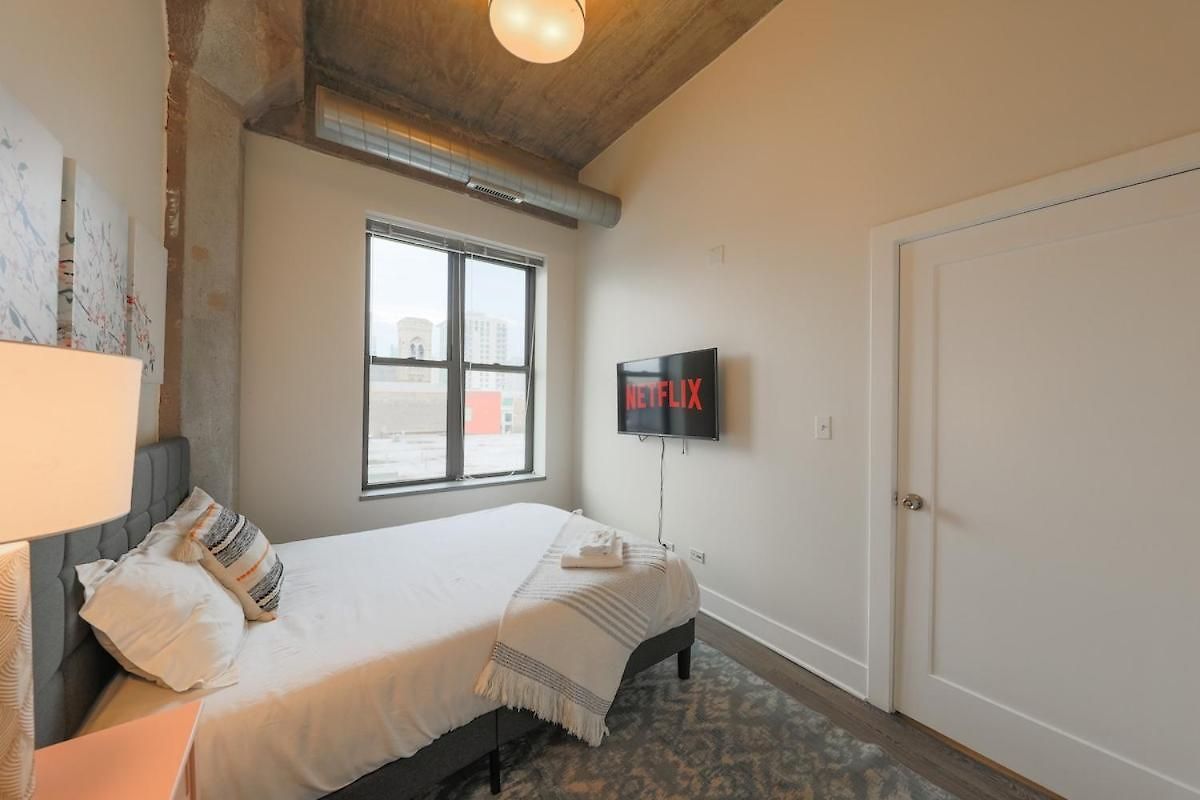 Spacious 2br South Loop With Skyline View, Optional Parking And Gym Access Close To Mccormick Place, Grant Park, Museum Campus & Cta Lines *