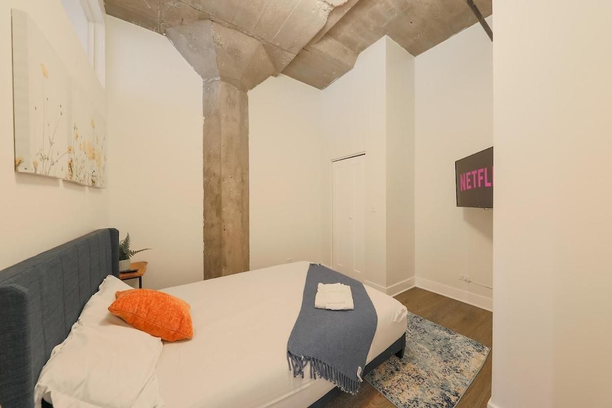 Spacious 2br South Loop With Skyline View, Optional Parking And Gym Access Close To Mccormick Place, Grant Park, Museum Campus & Cta Lines
