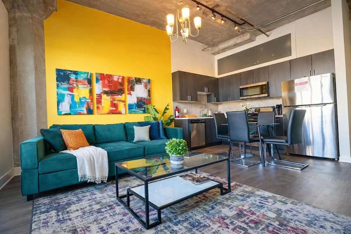 Spacious 2br South Loop With Skyline View, Optional Parking And Gym Access Close To Mccormick Place, Grant Park, Museum Campus & Cta Lines *