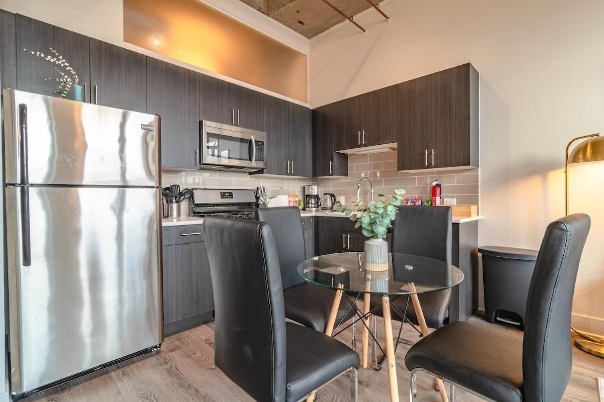 2br South Loop Location With Optional Parking & Gym Access Near Mccormick Place, Shedd Aquarium & Navy Pier Apartment *