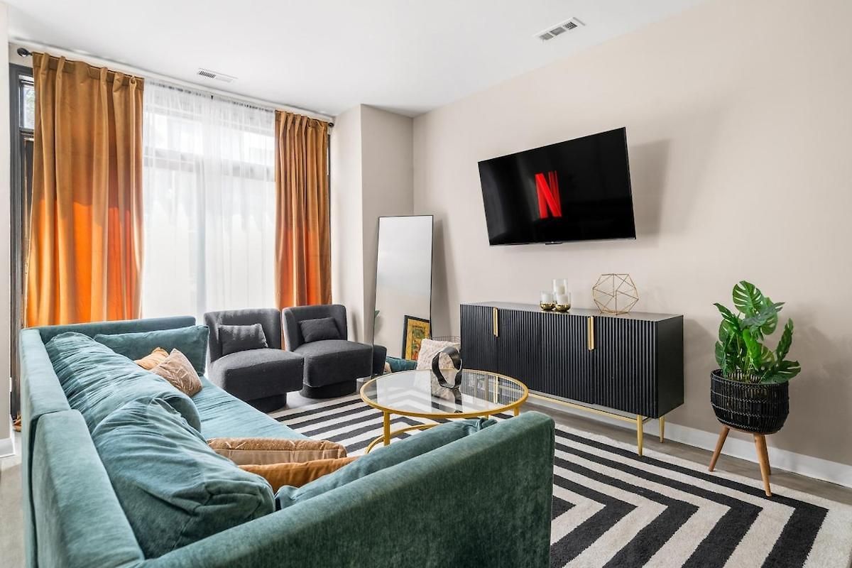 Spacious 3 Bedroom Near Downtown Apartment *