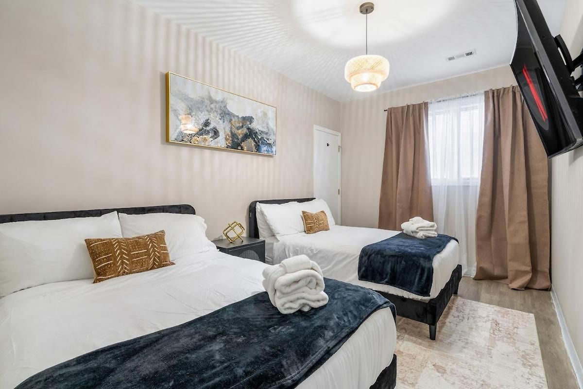 Apartment Spacious 3 Bedroom Near Downtown *