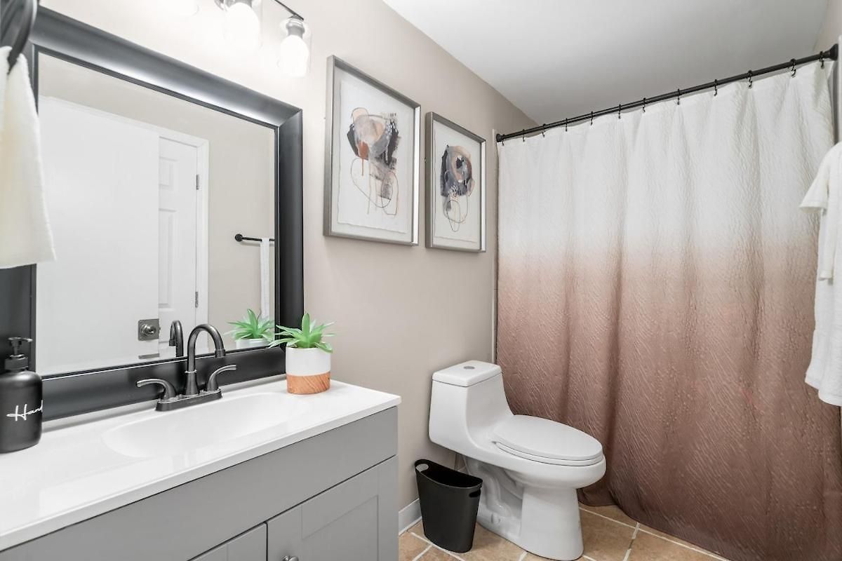 Spacious 3 Bedroom Near Downtown *