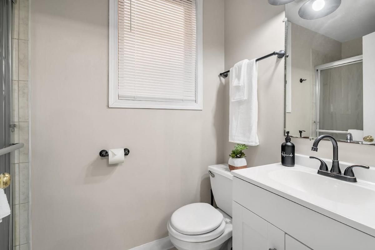 Apartment Spacious 3 Bedroom Near Downtown *