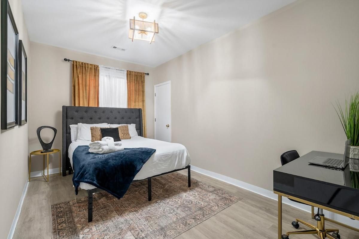 Spacious 3 Bedroom Near Downtown *