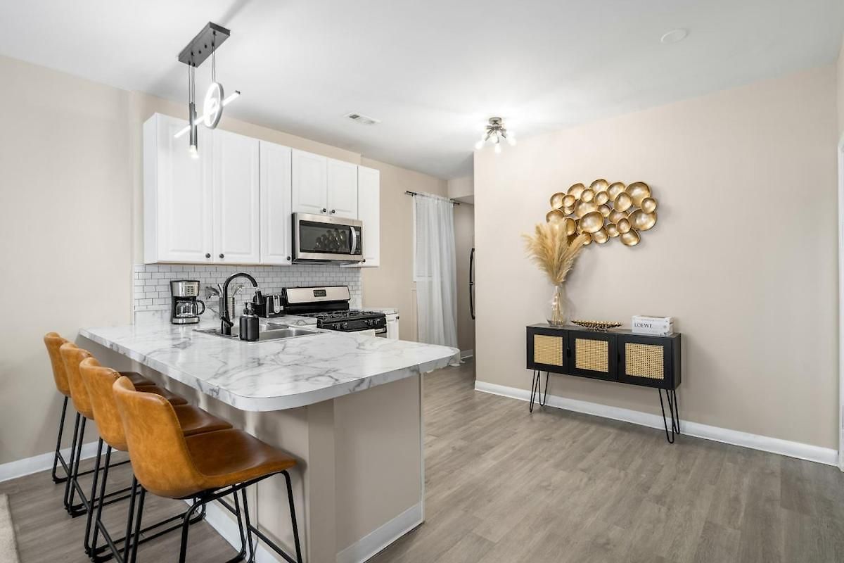 Spacious 3 Bedroom Near Downtown *