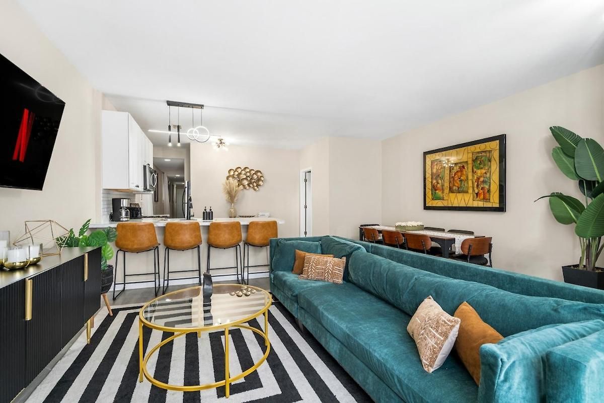 Spacious 3 Bedroom Near Downtown *