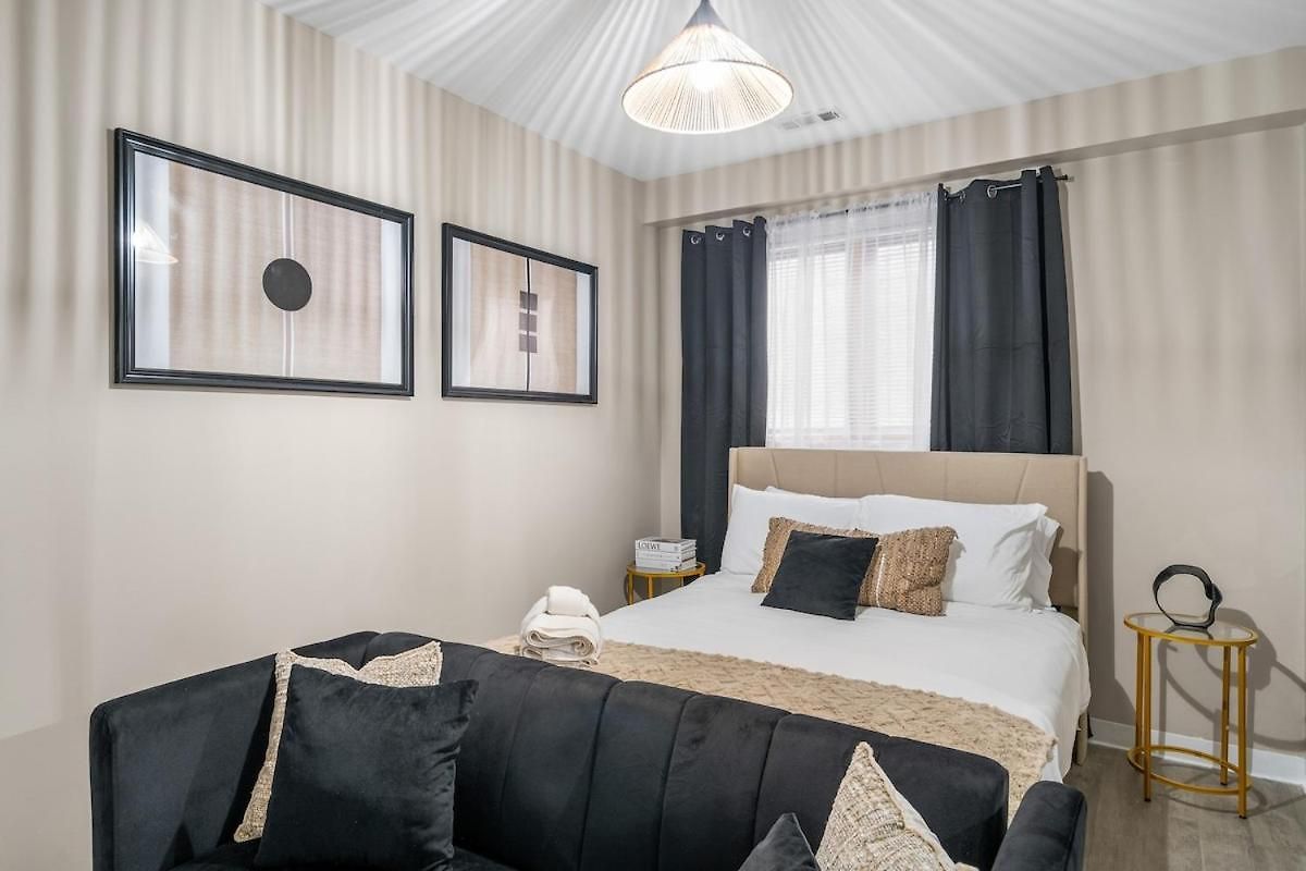 Spacious 3 Bedroom Near Downtown Apartment