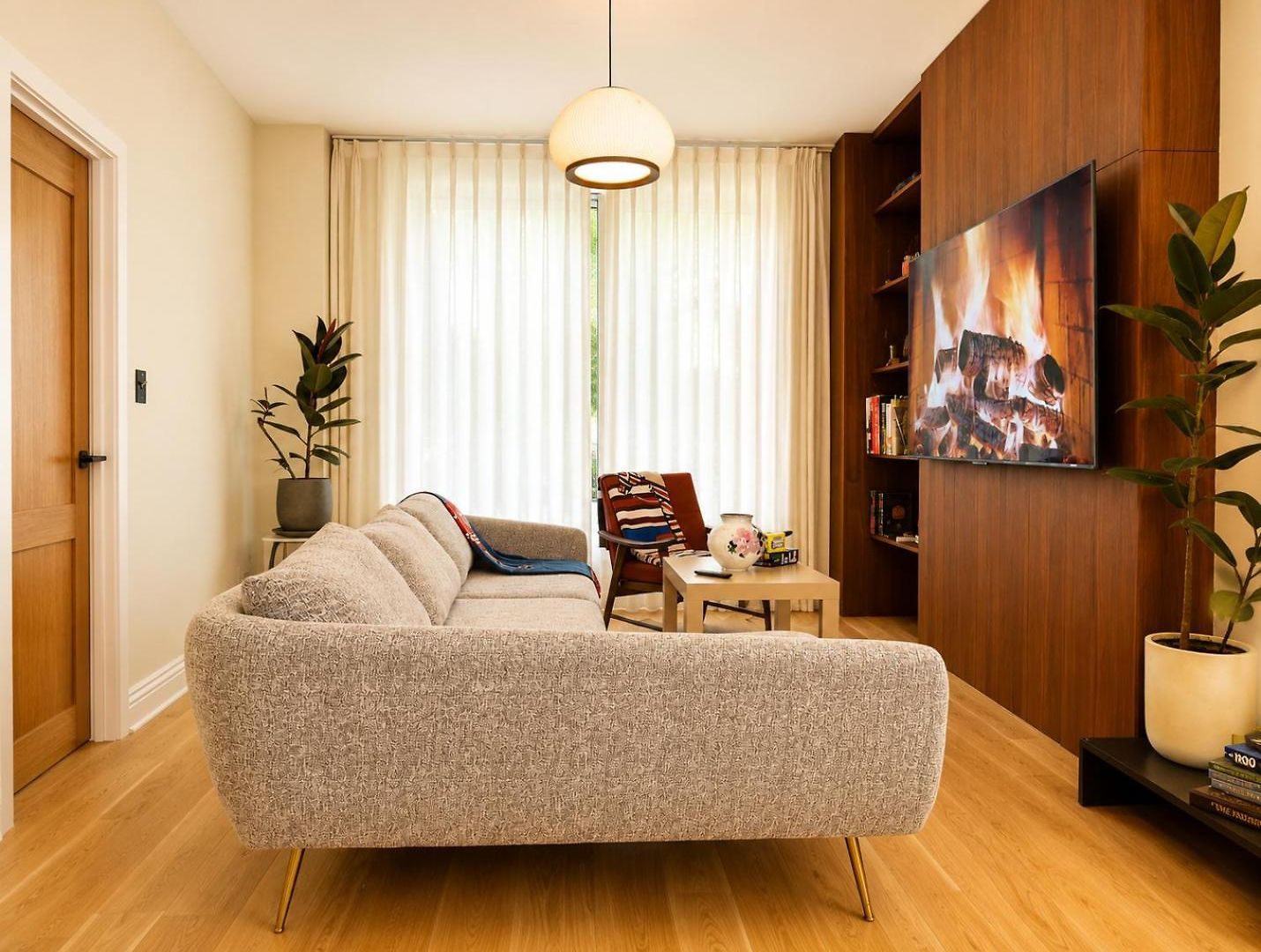 Apartment European Coziness In Bronzeville