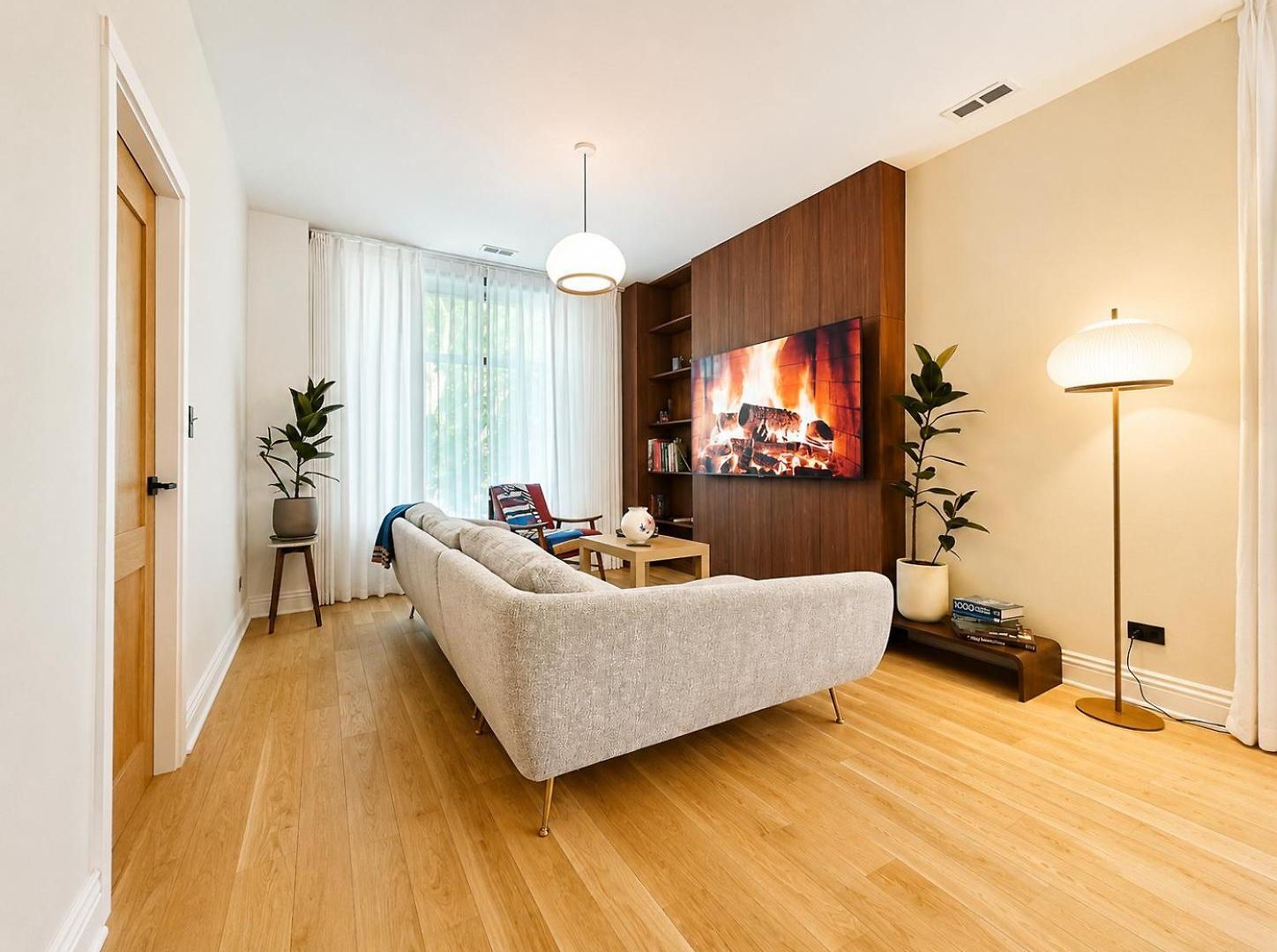 European Coziness In Bronzeville Apartment *