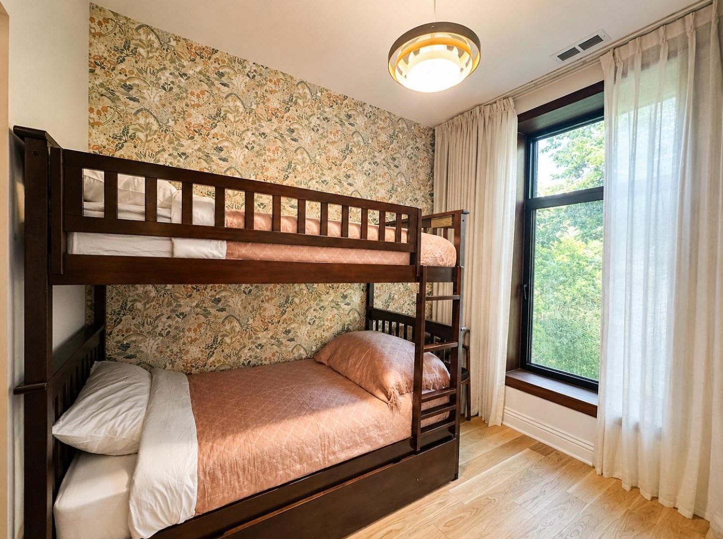 European Coziness In Bronzeville Apartment *