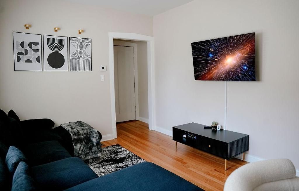 Private Workspace • Sleeps4 • Modern Stylish Apartment