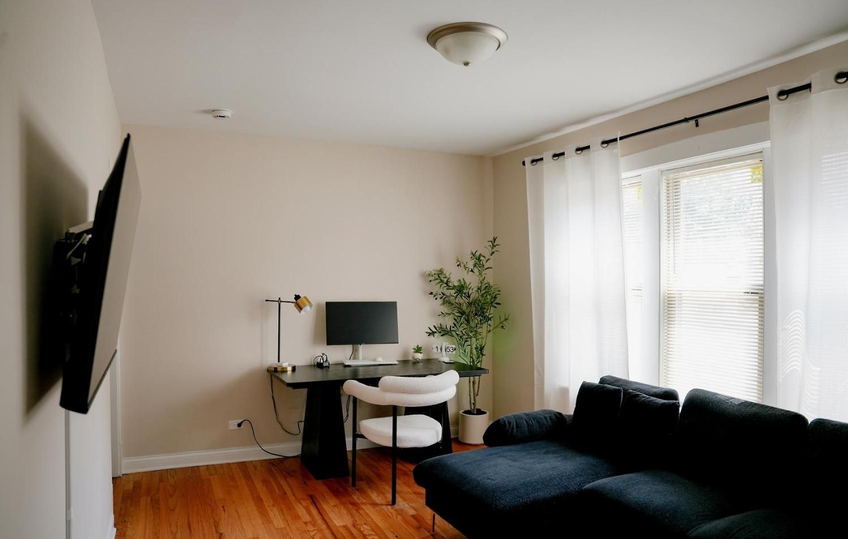 Private Workspace • Sleeps4 • Modern Stylish Apartment