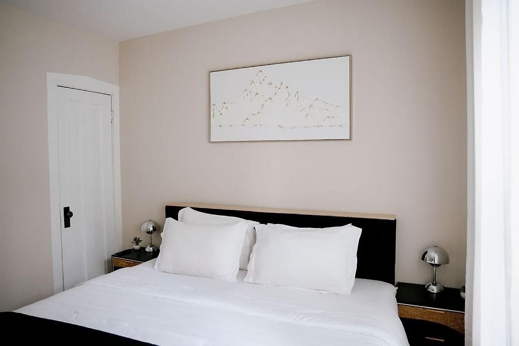 Private Workspace • Sleeps4 • Modern Stylish Apartment Chicago