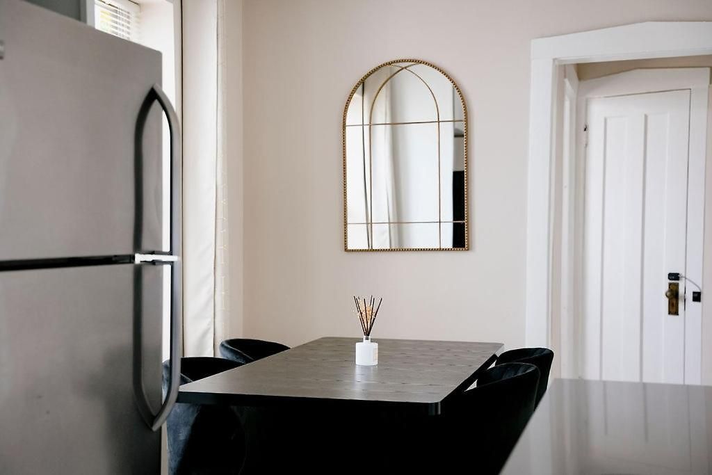Private Workspace • Sleeps4 • Modern Stylish Apartment *