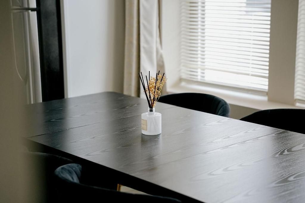 Private Workspace • Sleeps4 • Modern Stylish Apartment *