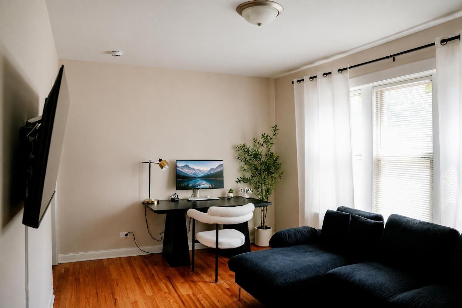 Private Workspace • Sleeps4 • Modern Stylish