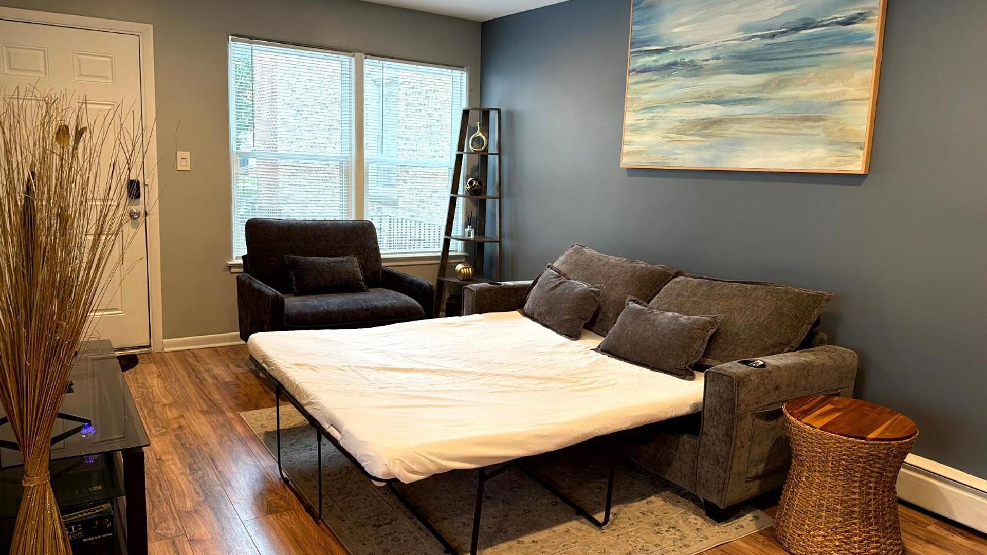 1br Free Parking, Near Transit And Dining Apartment