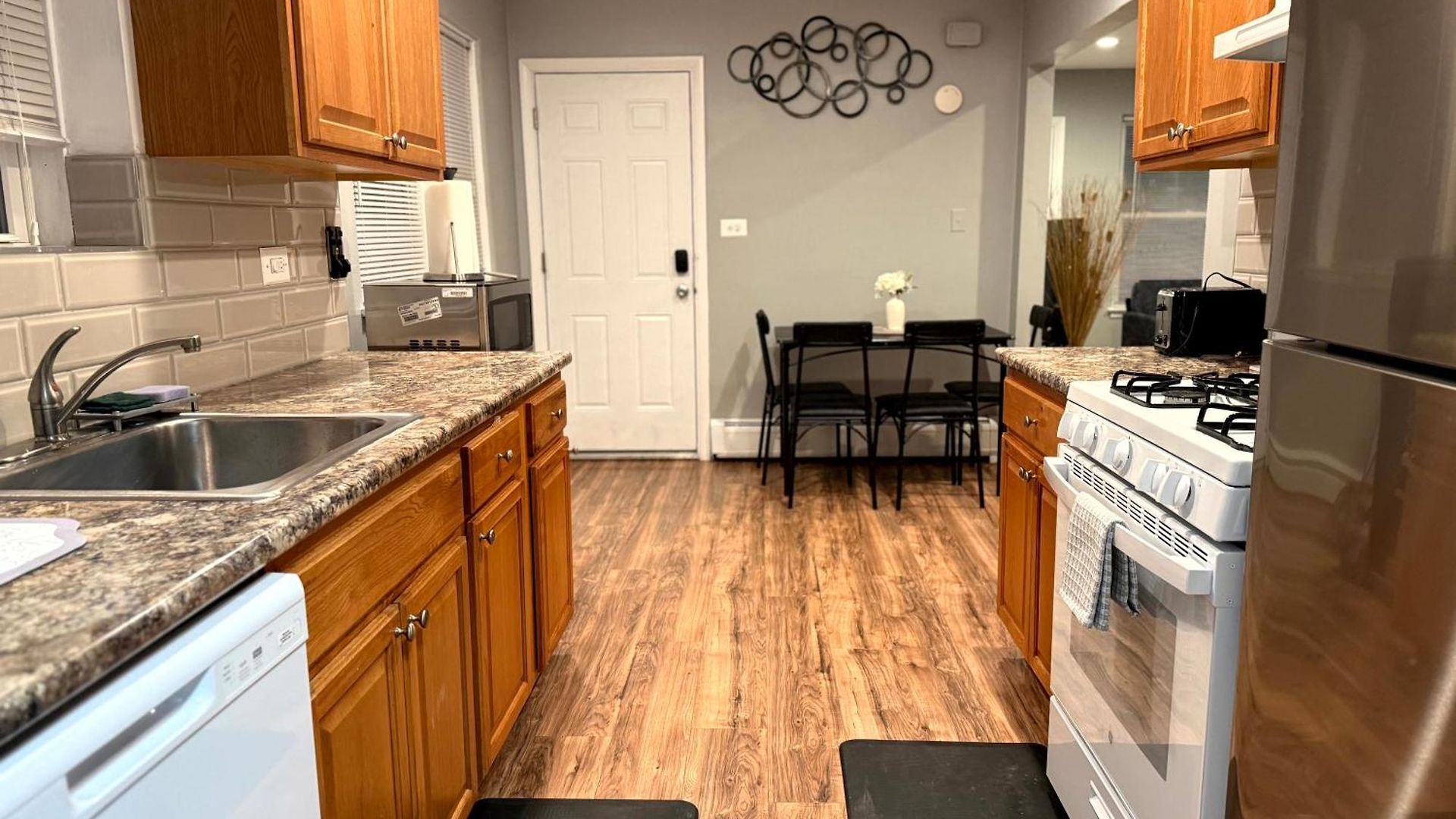 1br Free Parking, Near Transit And Dining Apartment