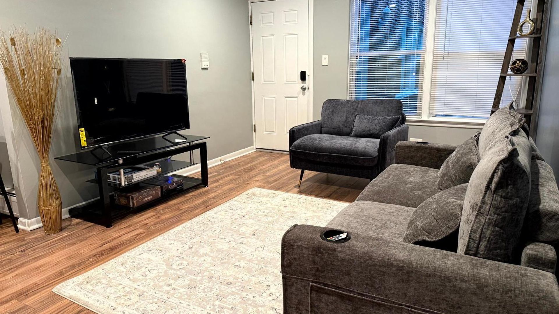 1br Free Parking, Near Transit And Dining Apartment *