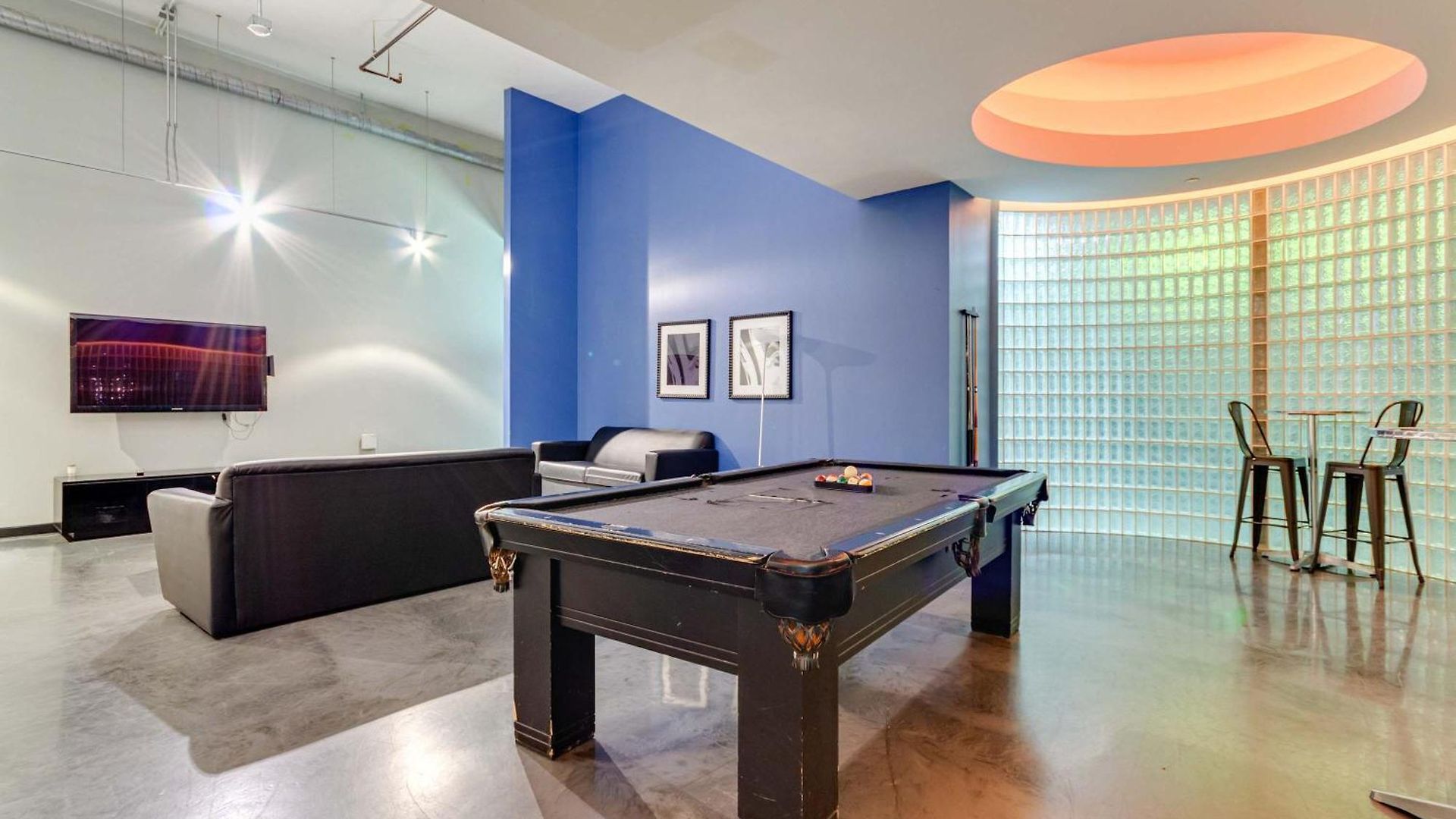 Apartment West Loop - Views With In & Out Parking 5 *