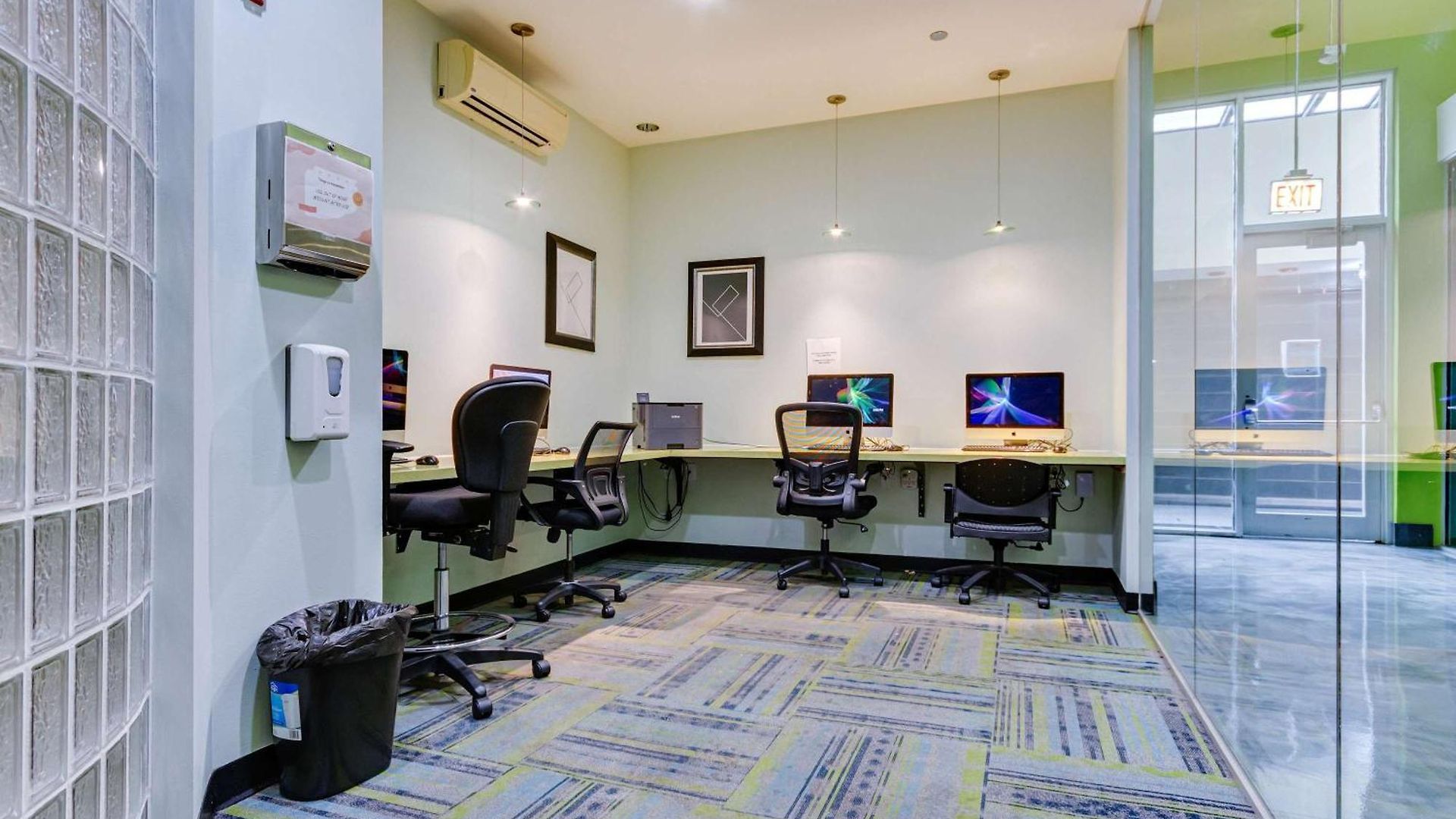 Apartment West Loop - Views With In & Out Parking 5 *