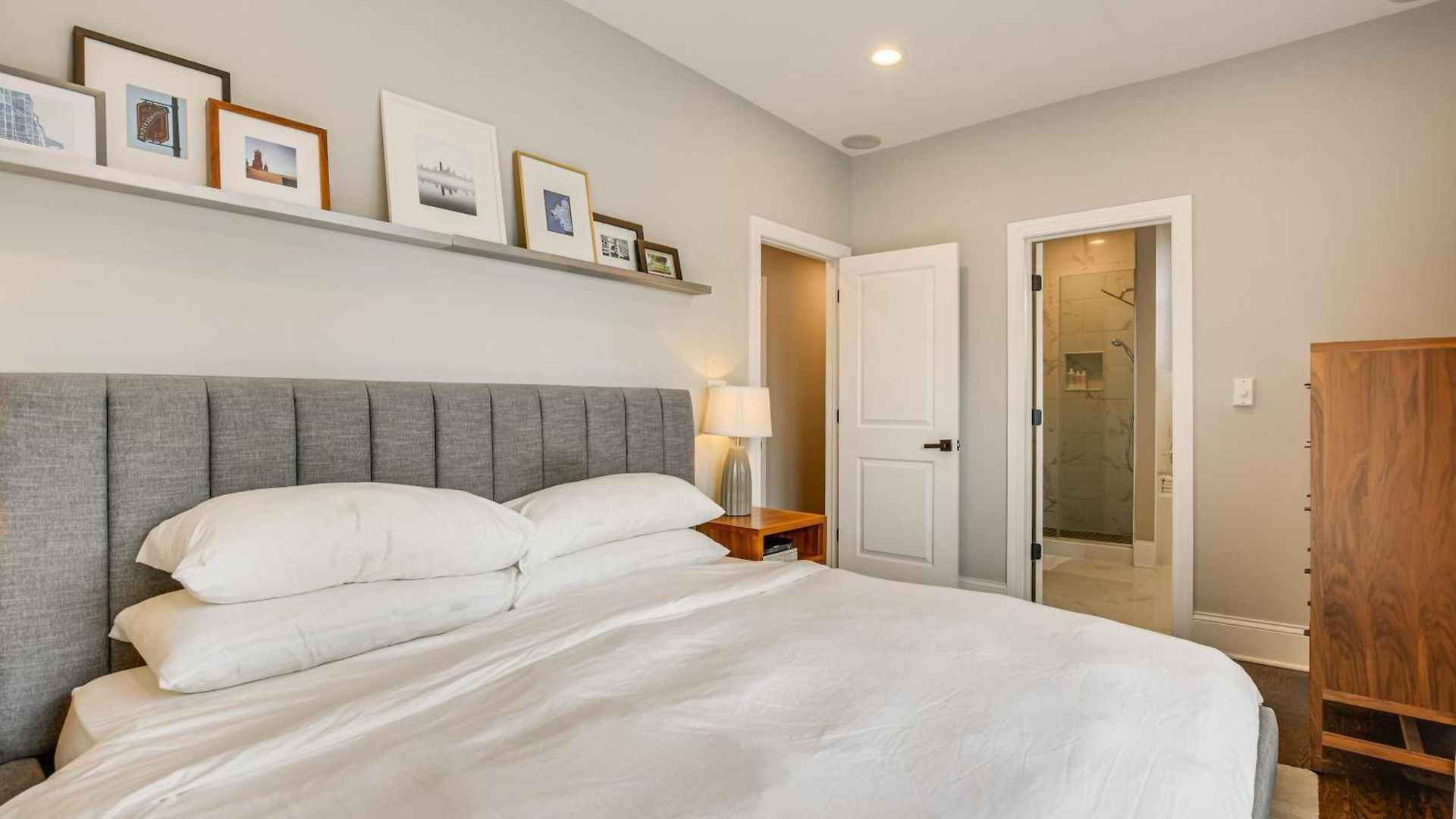 Beautiful In The Middle Of Andersonville Holiday home *