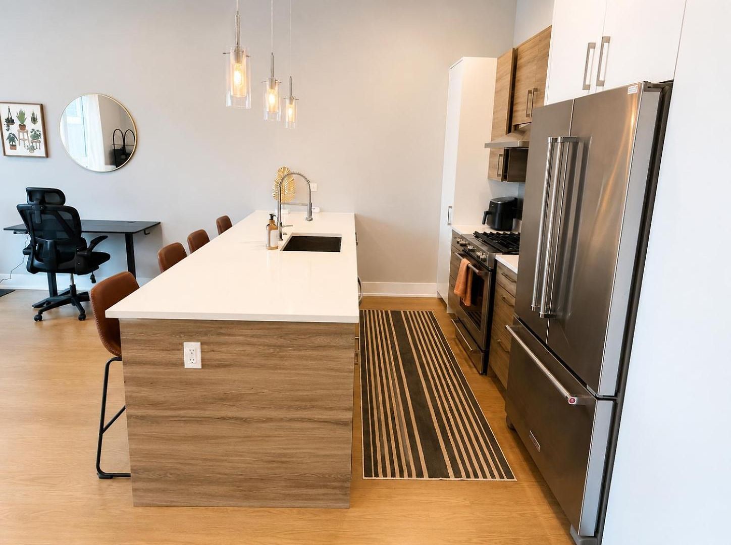 Rooftop Reverie Prime Location - Modern-sleeps 6 Apartment