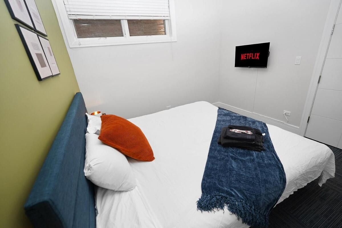 Little Italy 5br With Optional Parking *