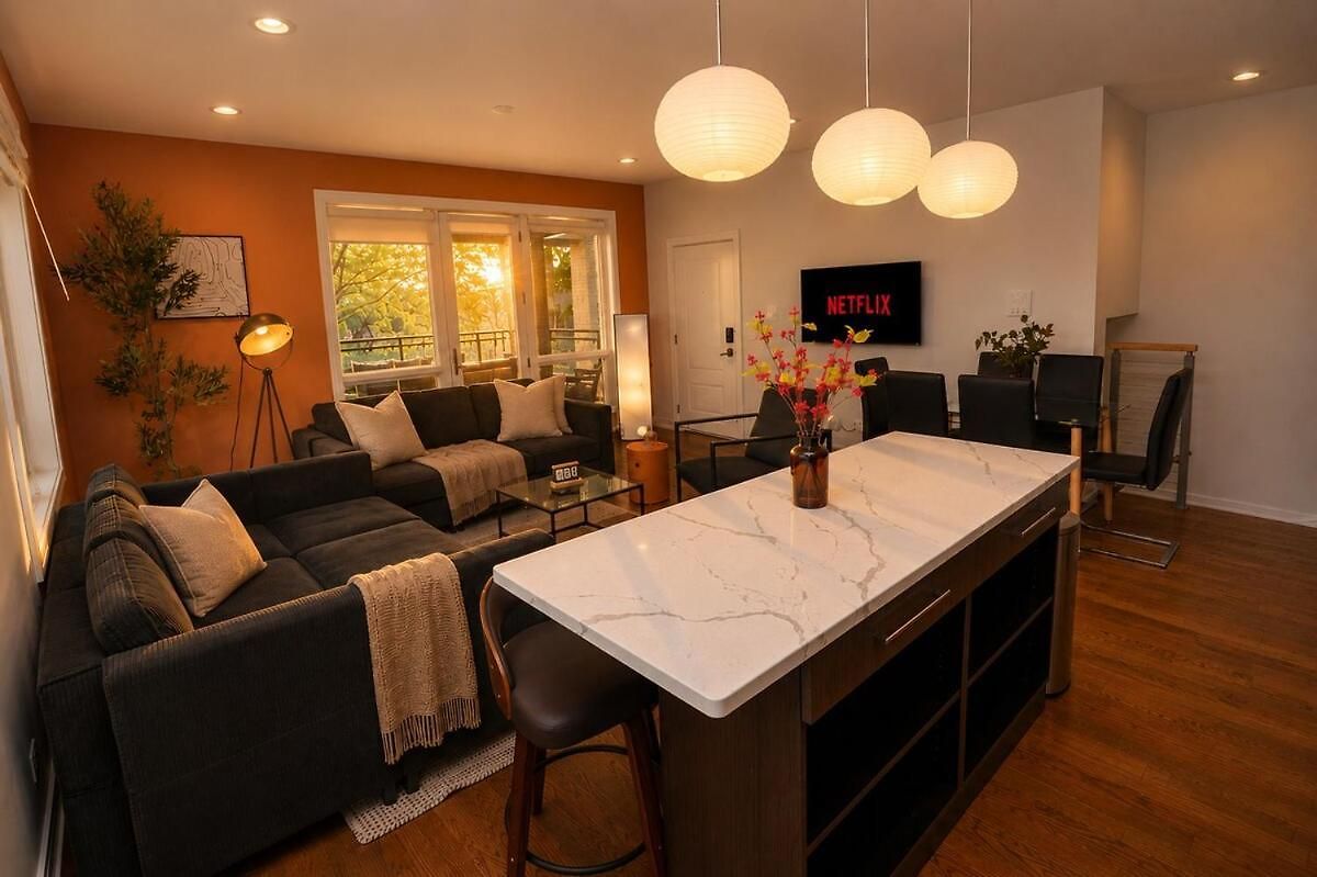 Little Italy 5br With Optional Parking Chicago