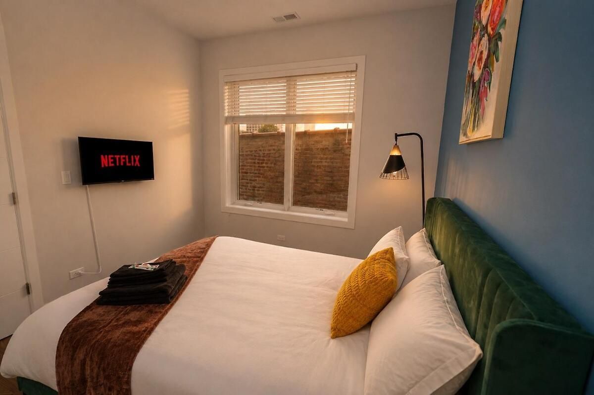 Little Italy 4br Retreat With Optional Parking Chicago