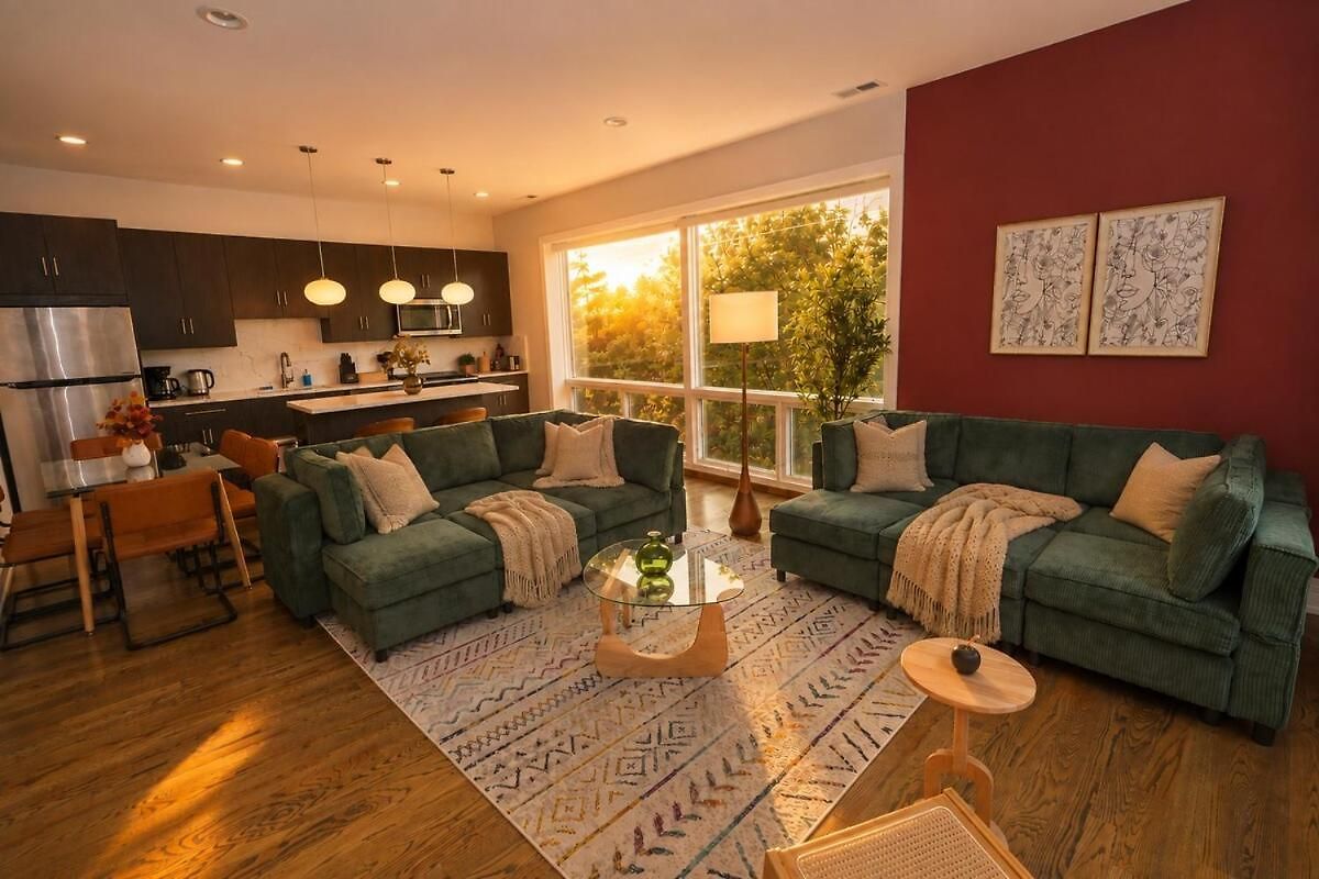 Little Italy 4br Retreat With Optional Parking Chicago