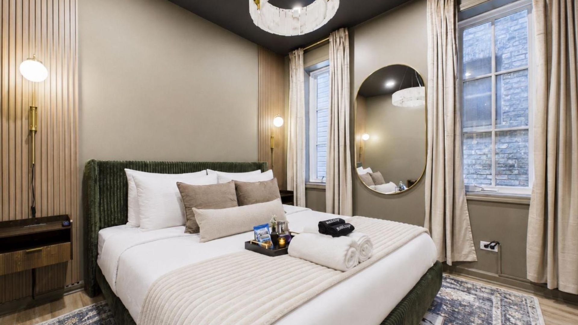 The Velvet Manor Luxe 3br Jacuzzi Garage Apartment Chicago