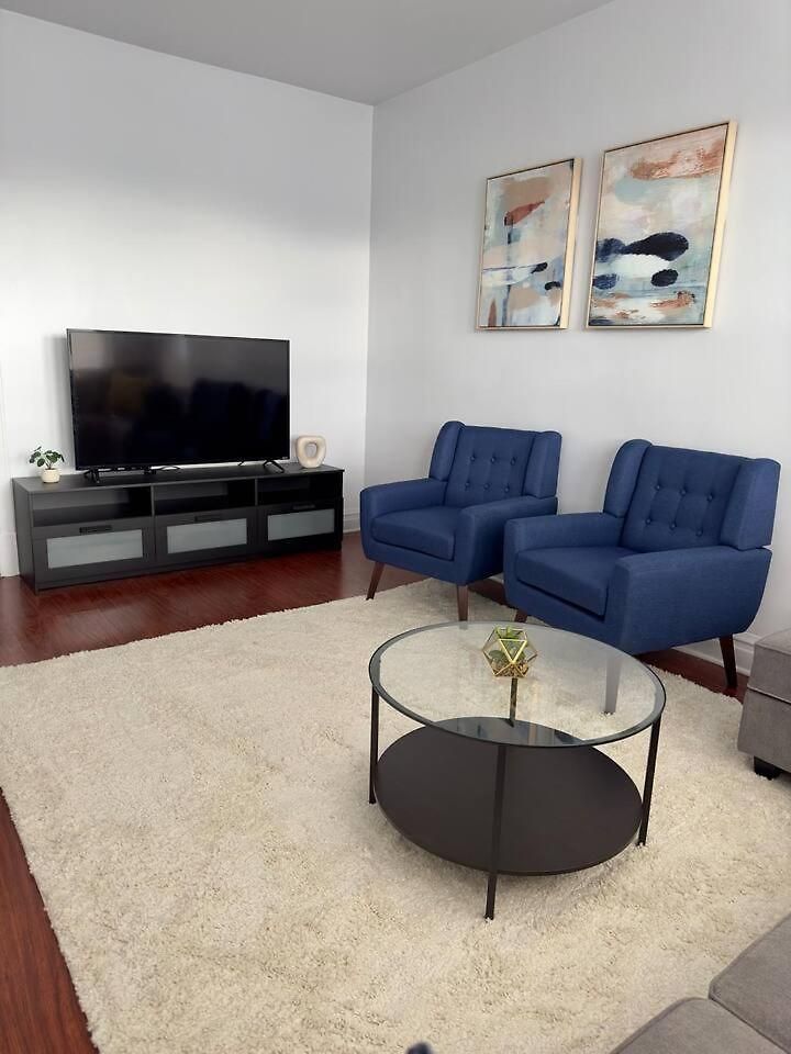 Spacious 4 Queen Beds Free Parking Apartment Chicago