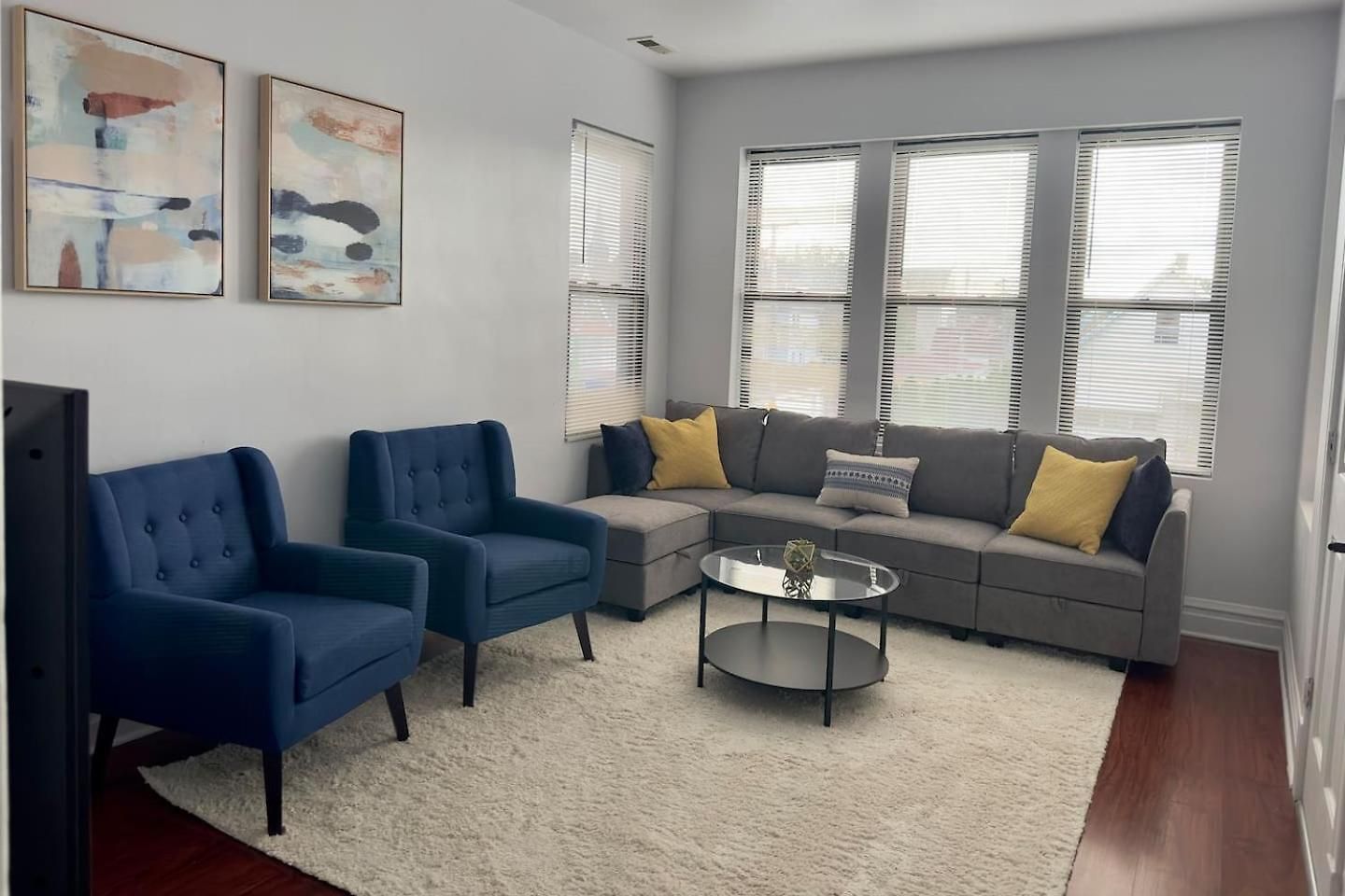 Spacious 4 Queen Beds Free Parking Apartment