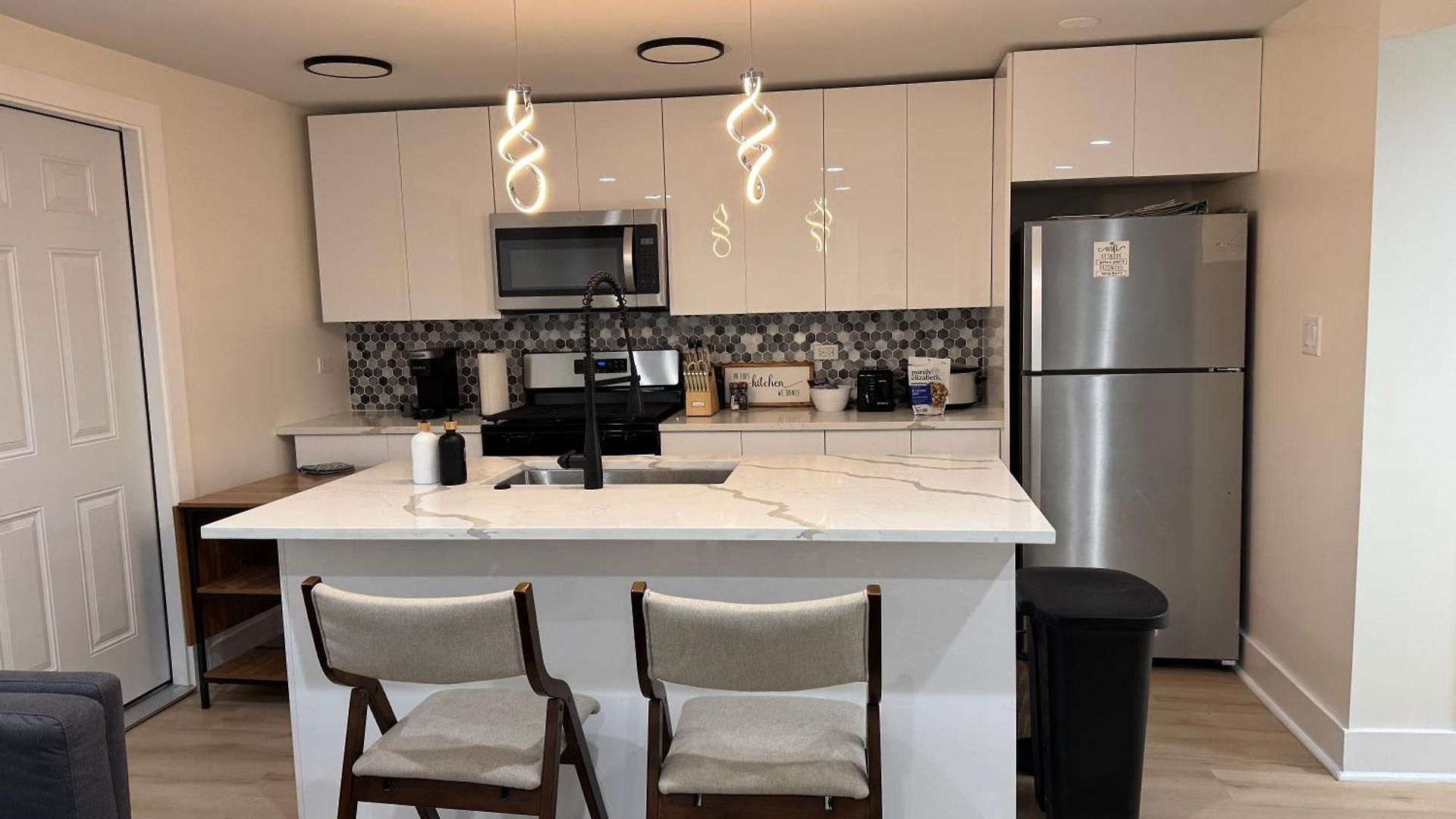 Apartment Bright Modern 2br, Close To Downtown