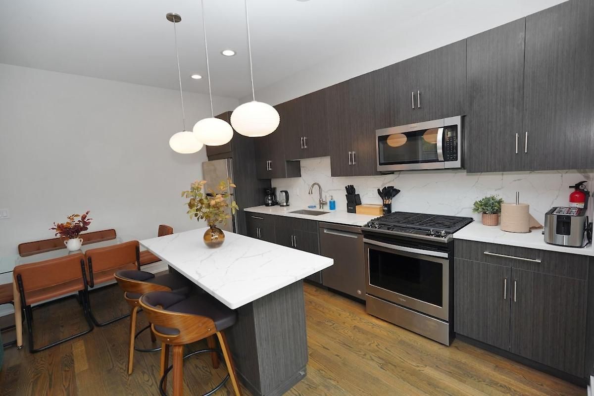 Little Italy 4br Retreat With Optional Parking Apartment *