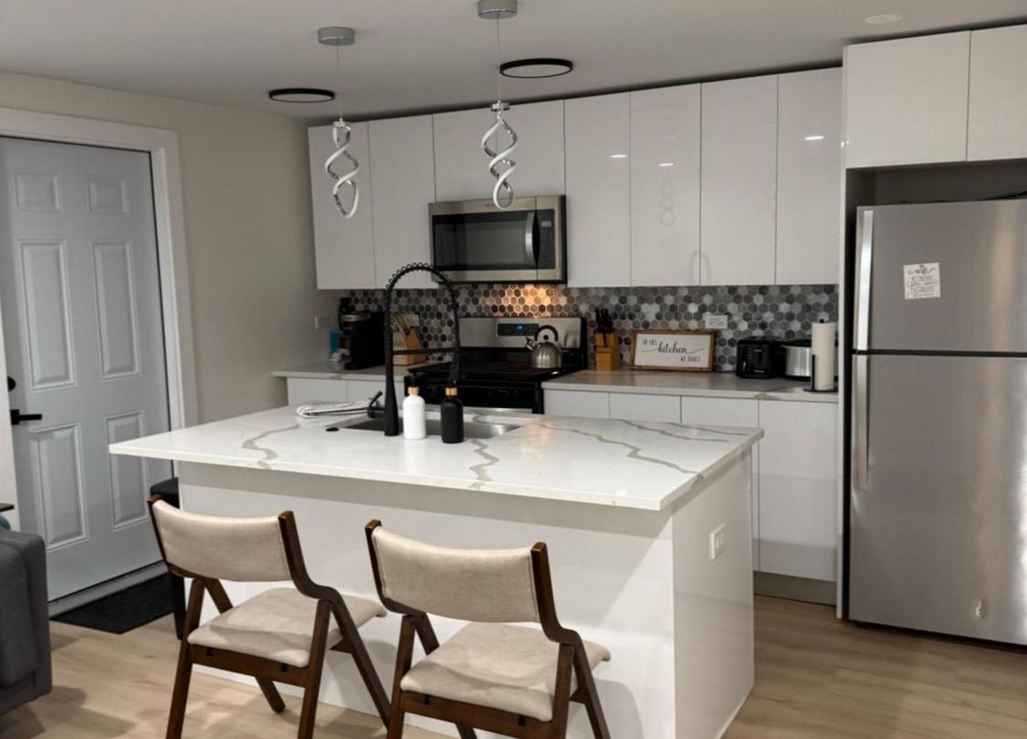 Apartment Bright Modern 2br, Close To Downtown