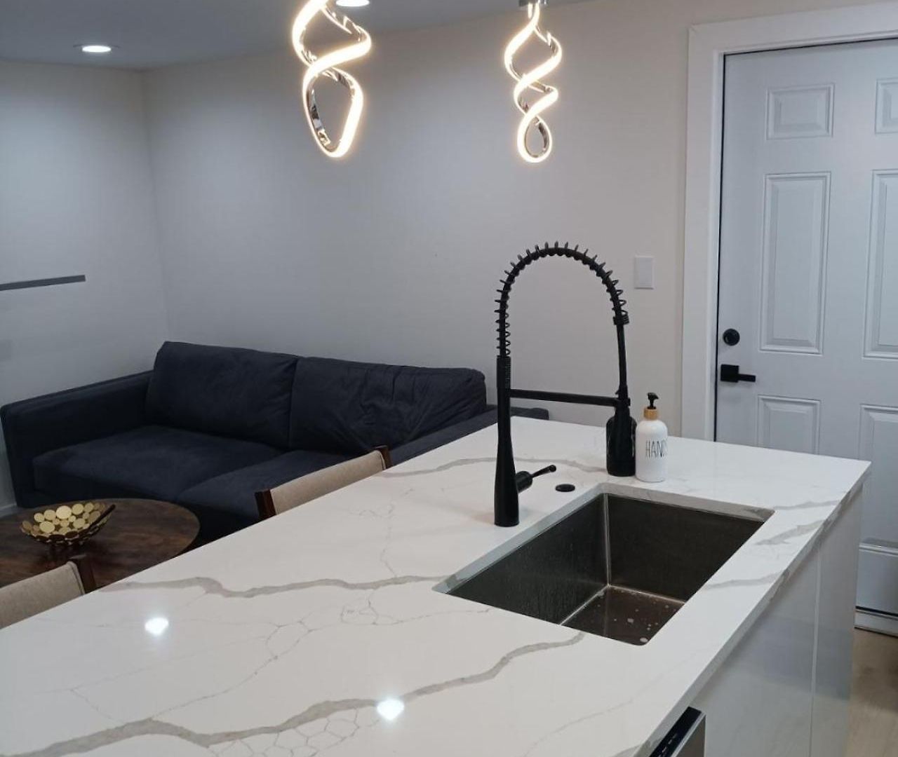 Bright Modern 2br, Close To Downtown Chicago