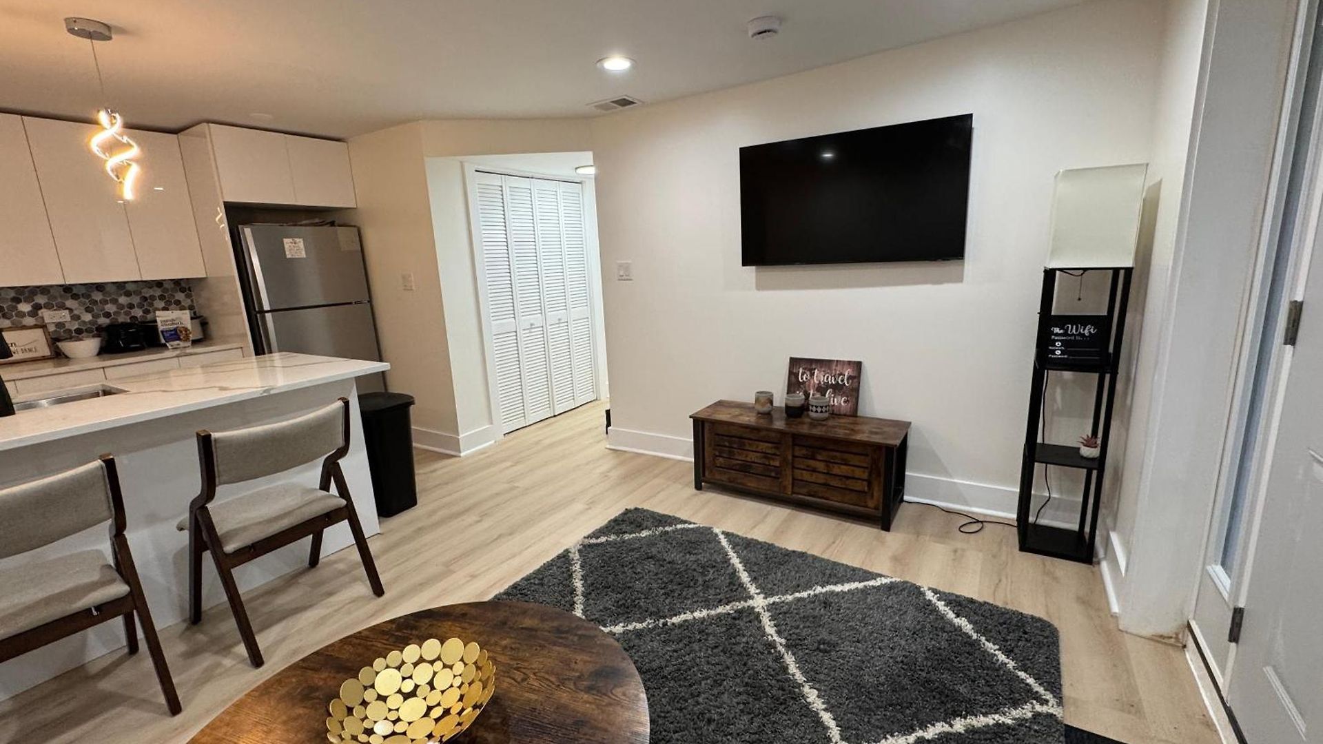 Apartment Bright Modern 2br, Close To Downtown *