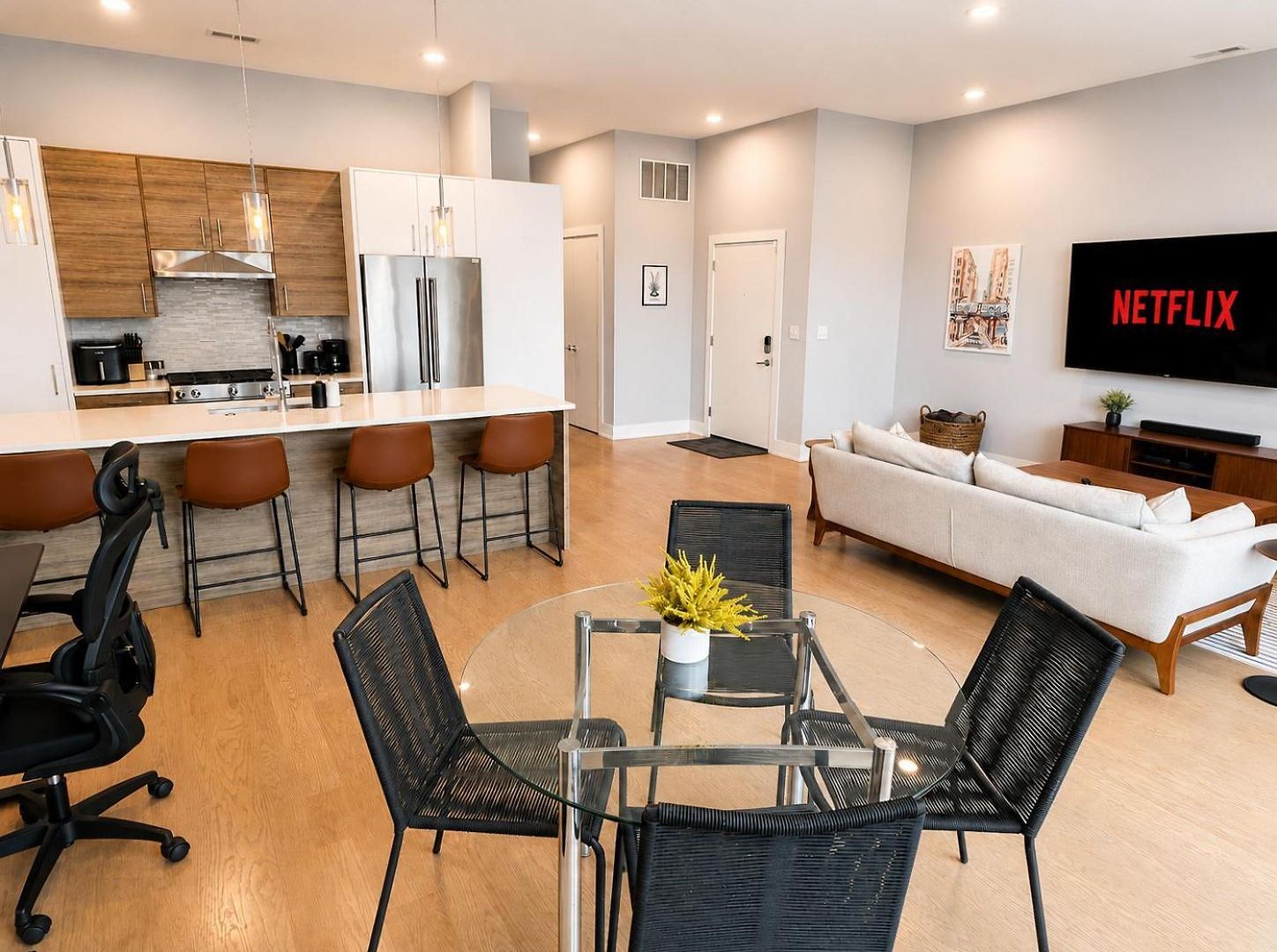 Rooftop Reverie Prime Location - Modern-sleeps 6 *