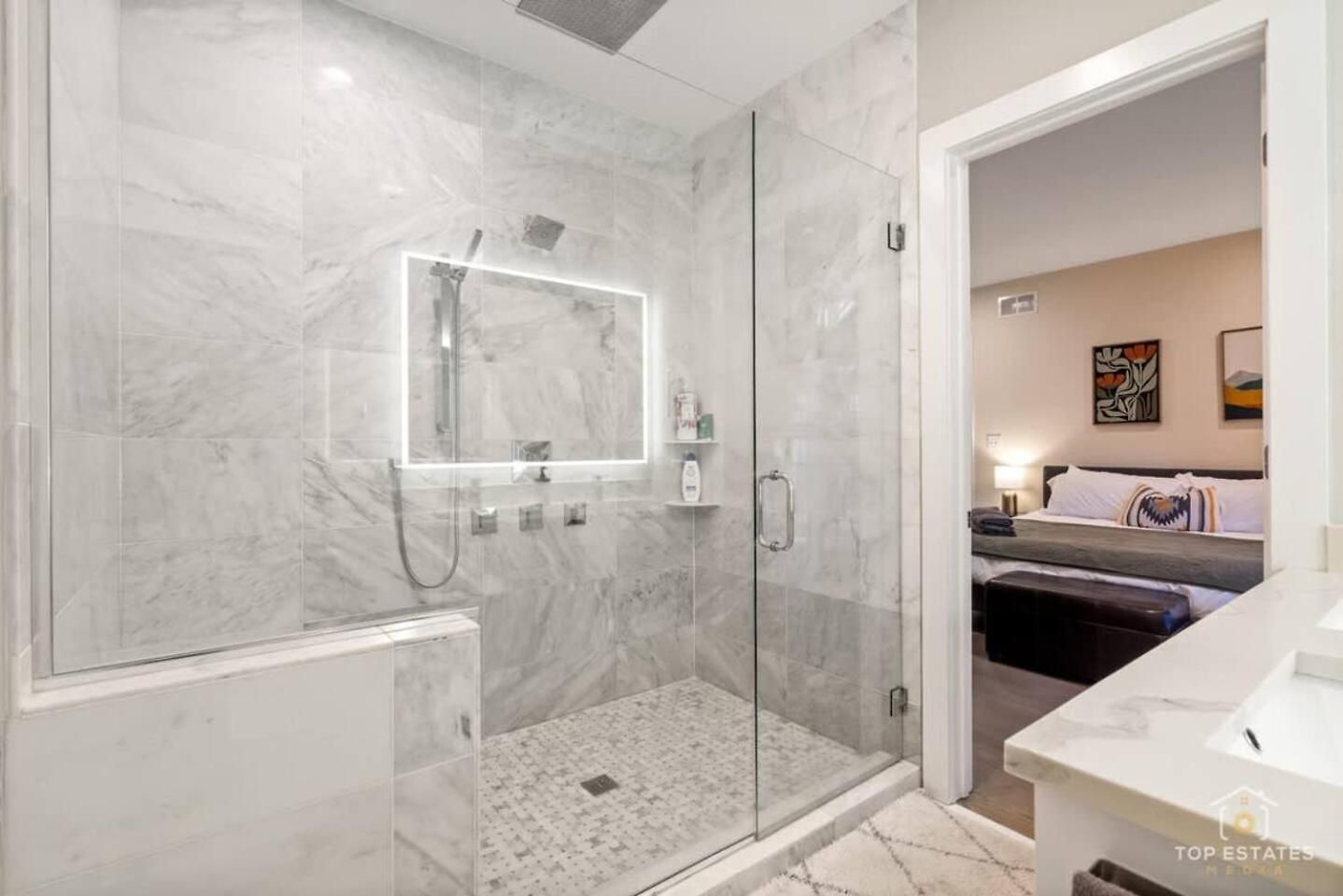 Apartment The Spot Eclectic • Modern • Sleeps 6 *