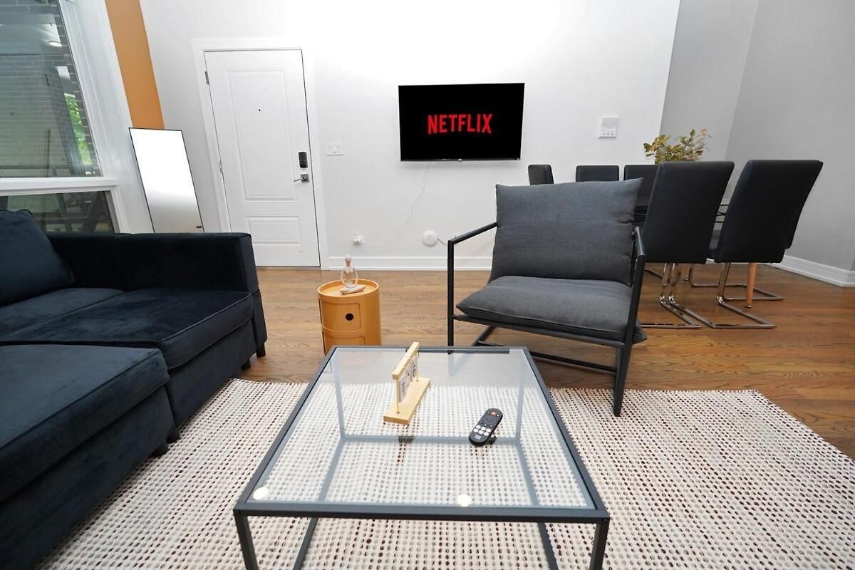 Apartment Little Italy 5br With Optional Parking Chicago